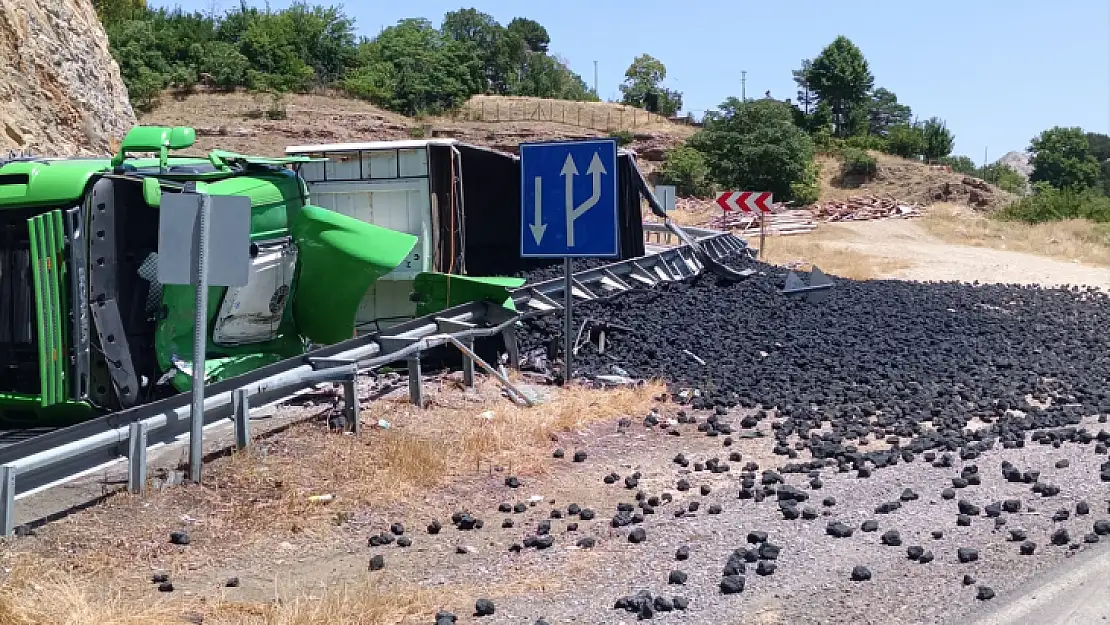 Devrilen kömür yüklü tırın sürücüsü yaralandı