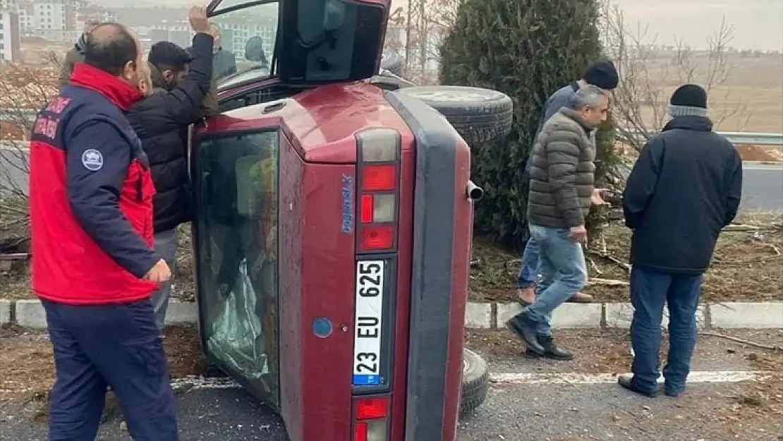 Devrilen Otomobildeki 4 Kişi Yaralandı