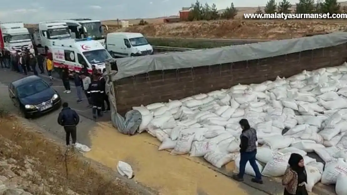 Devrilen tır otoyolu kapattı, kilometrelerce araç kuyruğu oluştu