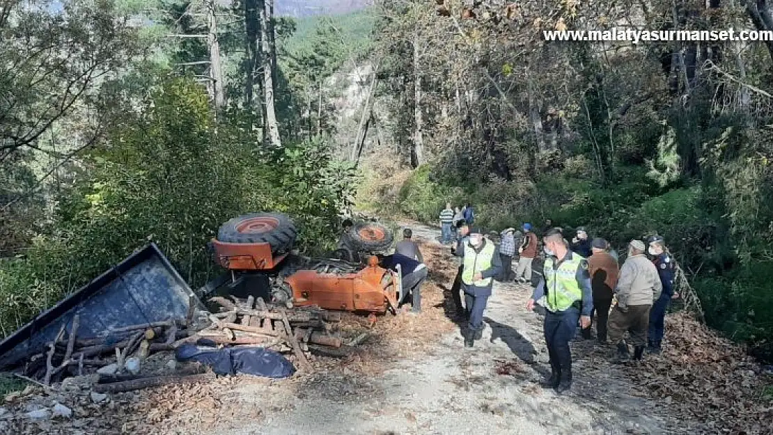 Devrilen traktörün altında kalan baba ve oğlu hayatını kaybetti