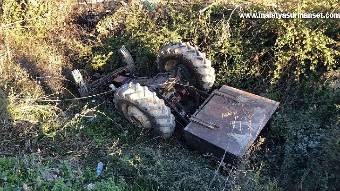 Devrilen traktörün altında kalan sürücü hayatını kaybetti