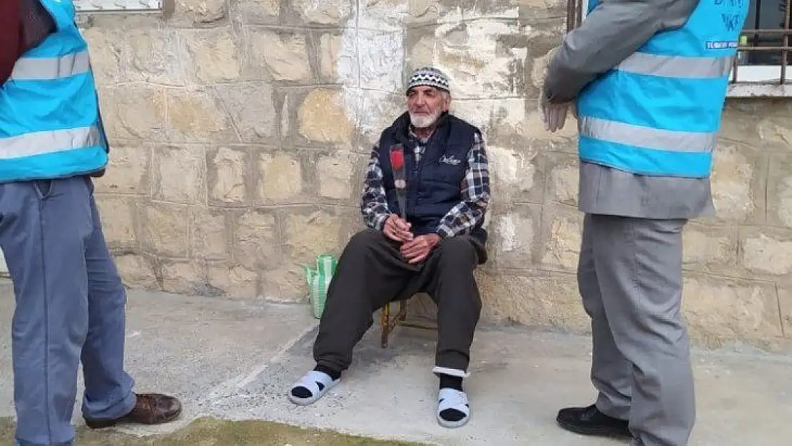 Dicle'de imamlar yaşlıları ziyaret edip gül dağıttı