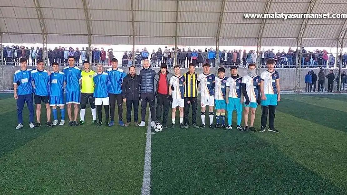 Dicle'de kaymakamlık özel futbol turnuvasının şampiyonları kupalarını aldı