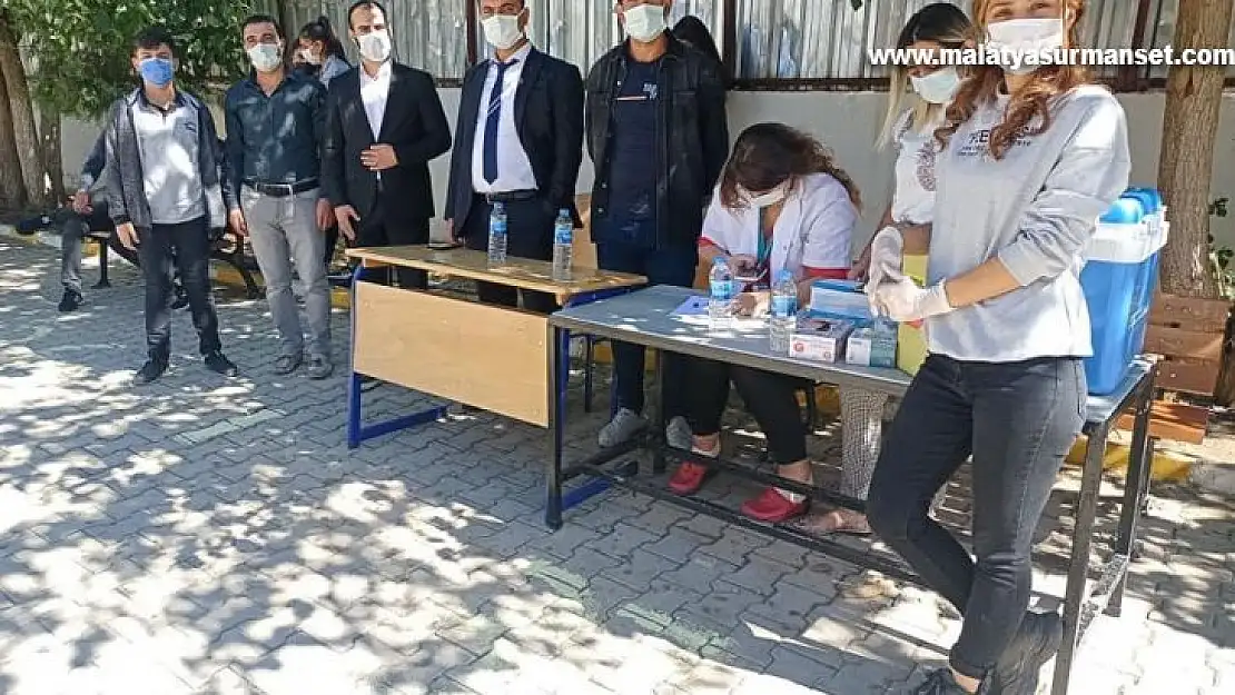 Dicle'de öğrenciler okul bahçesinde kurulan stantta korona virüs aşı oldu