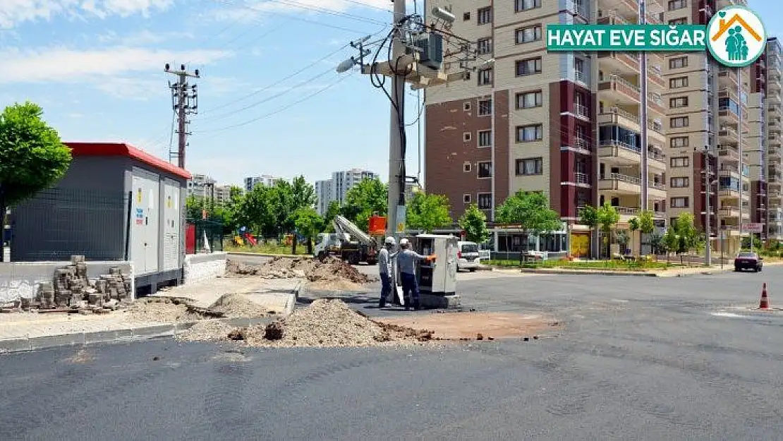 Dicle Elektrik yolda kalan direği kaldırıyor