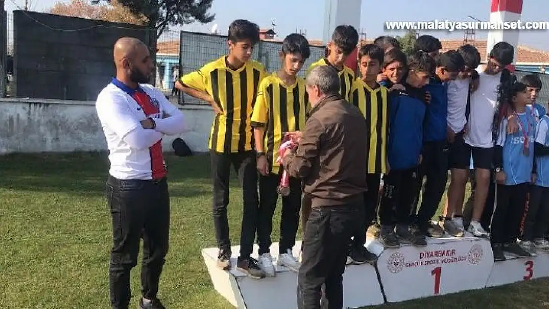 Dicle ilçesi Bozoba Ortaokulu kros yarışmasında Diyarbakır 2'ncisi oldu