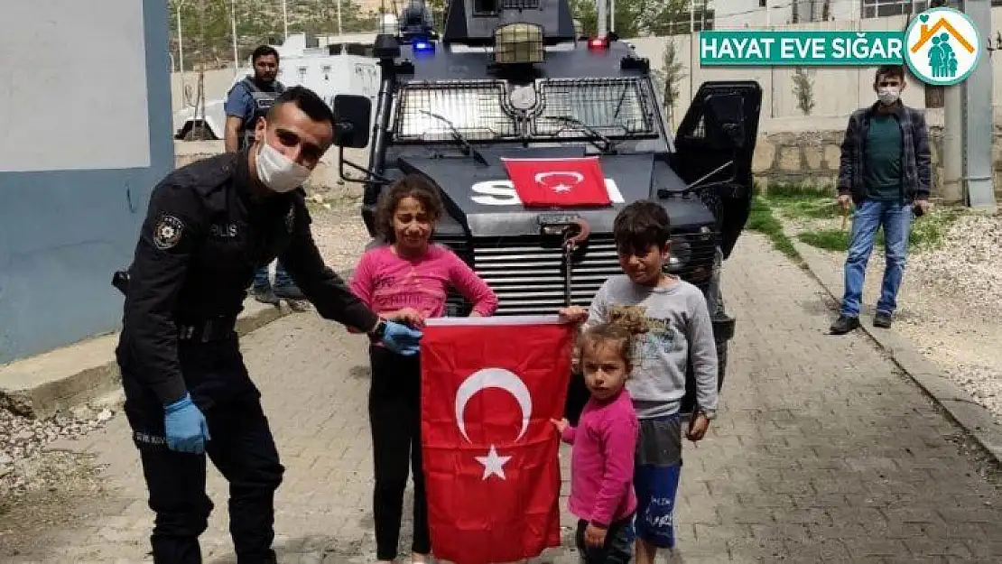 Dicle polisi çocuklara Türk bayrağı dağıttı