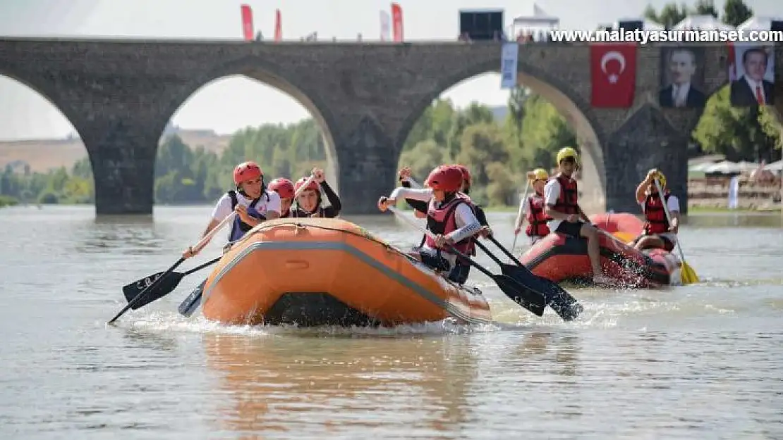 Dicle raftingle buluştu, tarihi köprüde heyacan dolu anlar yaşandı