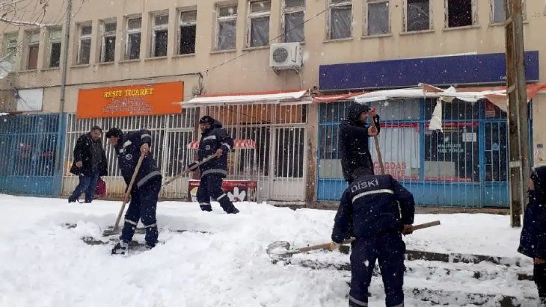 DİSKİ ekiplerinden kar temizleme çalışmalarına destek