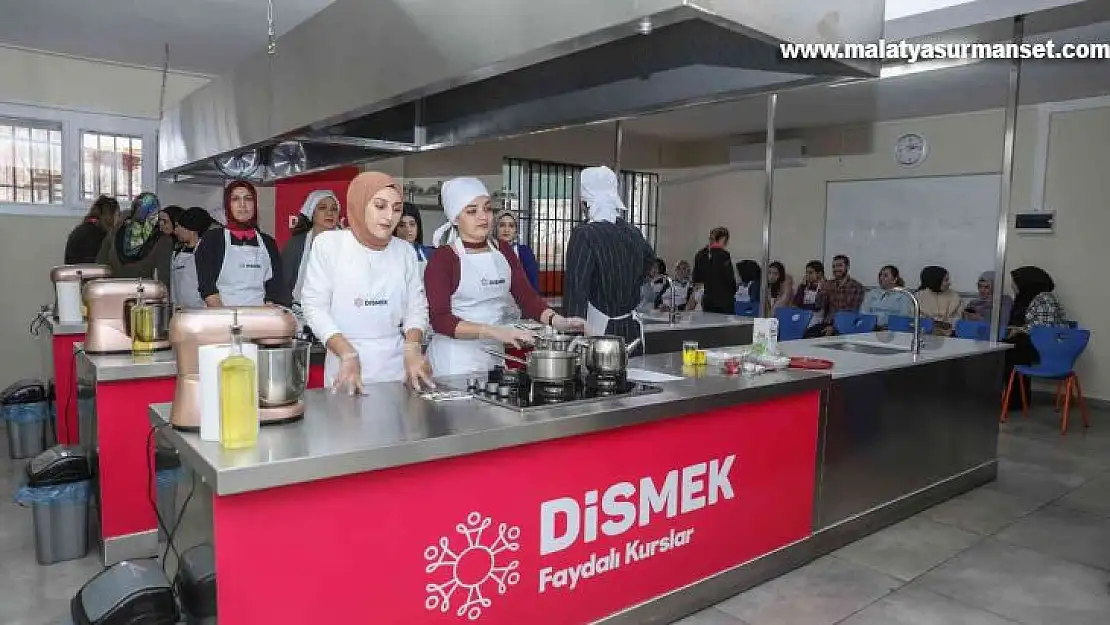 DİSMEK kursiyerleri jüri karşısında hünerlerini sergiledi