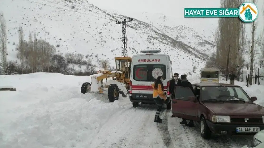 Diyaliz hastası, karlı yol açılarak hastaneye yetiştirildi