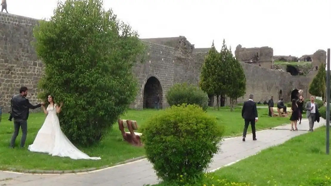 Diyarbakır 'evde kal' çağrılarına uymadı, güneşli havayı gören dışarı çıktı