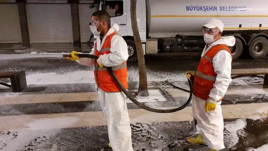 Diyarbakır Büyükşehir Belediyesi cadde ve kaldırımları tazyikli su ile yıkıyor
