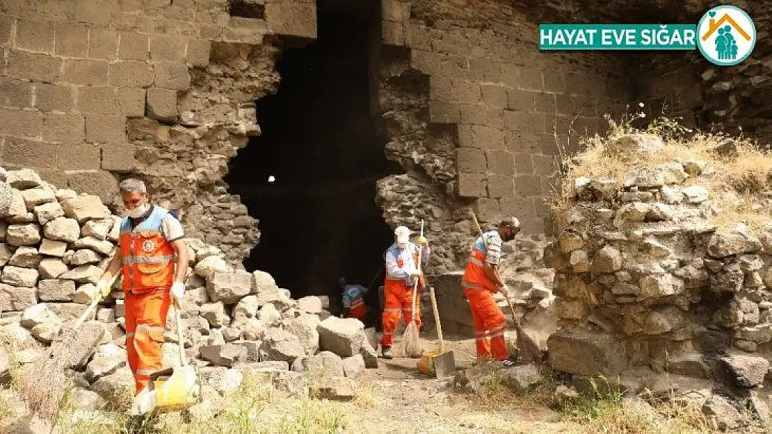 Diyarbakır Büyükşehir Belediyesi tarihi sur ve burçlarda temizlik çalışması başlattı