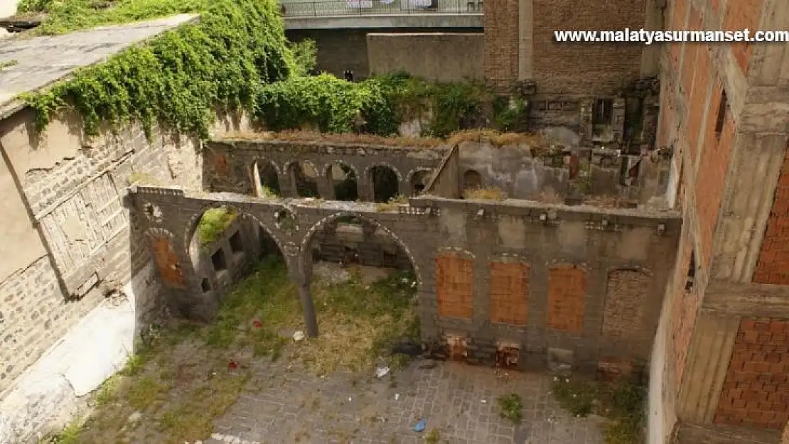 Diyarbakır'da 150 yıllık metruk konağa kadın eli değdi