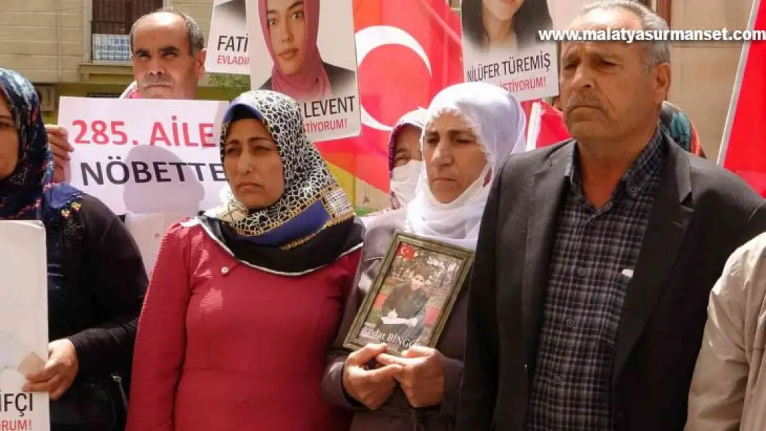 Diyarbakır'da 25 yıllık muhtar, oğlu için ailesiyle evlat nöbetine katıldı