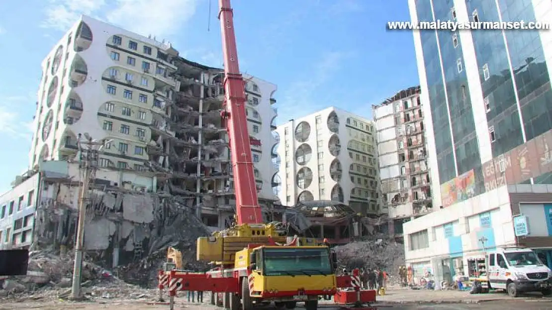 Diyarbakır'da 3 enkazda çalışmalar sürüyor