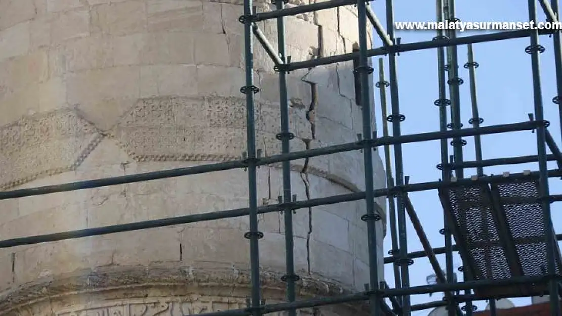 Diyarbakır'da 5 asırlık Parlı Sefa camisinin minaresi depremden zarar gördü