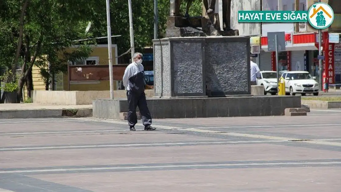 Diyarbakır'da 65 ve üstü vatandaşlar güzel havanın tadını çıkarttı