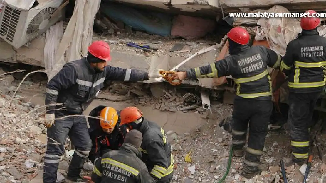 Diyarbakır'da arama ve kurtarma ekipleri gıda ihtiyaçlarını enkaz başında gideriyor