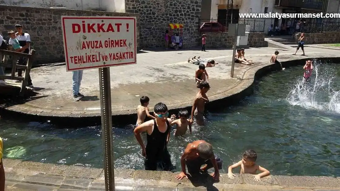 Diyarbakır'da asfalt buharlaştı, çocuklar süs havuzlarına koştu