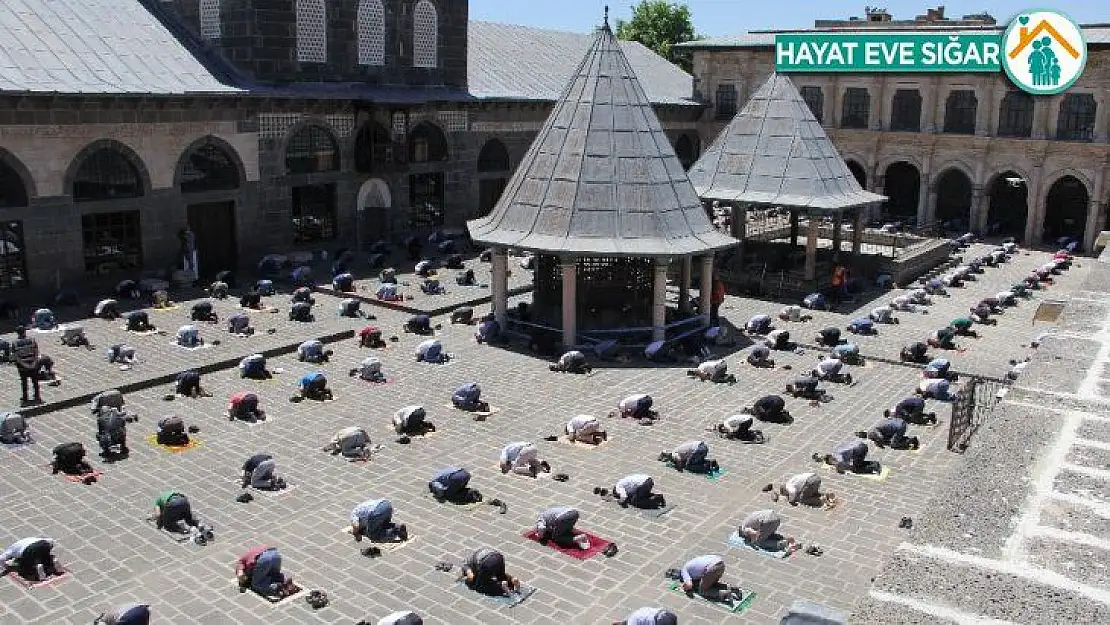 Diyarbakır'da aylar sonra sosyal mesafeli cuma namazı