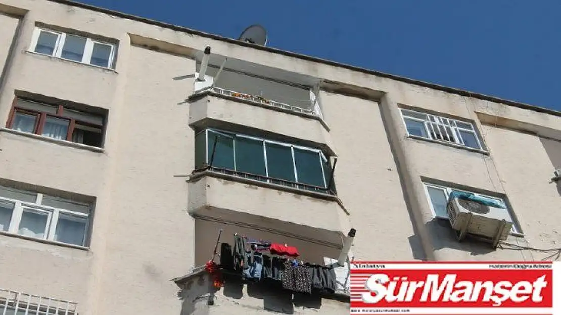 Diyarbakır'da balkon camı tost yiyen gencin kafasına düştü