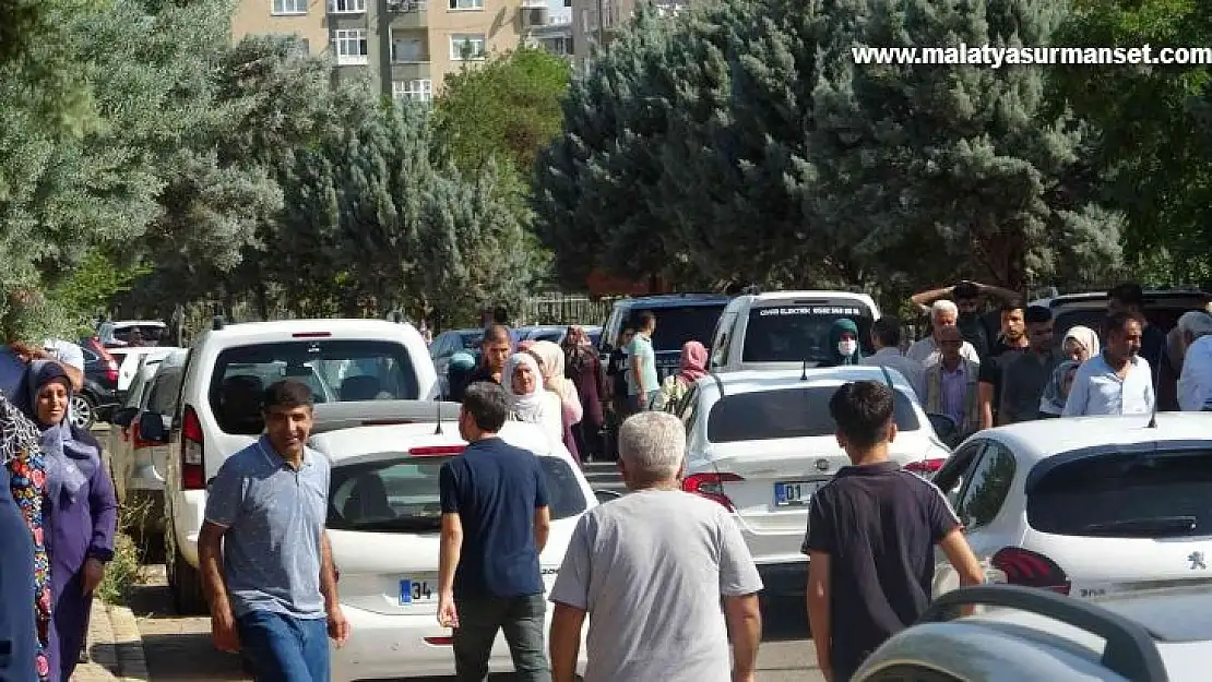 Diyarbakır'da bayram sabahı vatandaşlar mezarlıklara akın etti