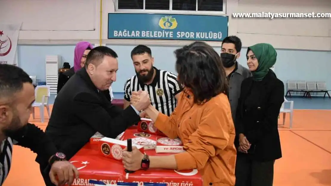 Diyarbakır'da bilek güreşinin yıldızlarına madalyaları takdim edildi