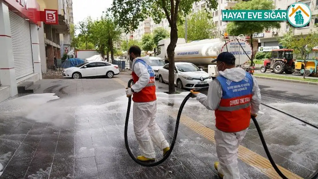 Diyarbakır'da cadde ve kaldırımlar tazyikli suyla yıkanıyor