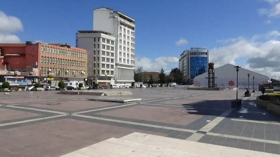 Diyarbakır'da cadde ve sokaklar boş kaldı