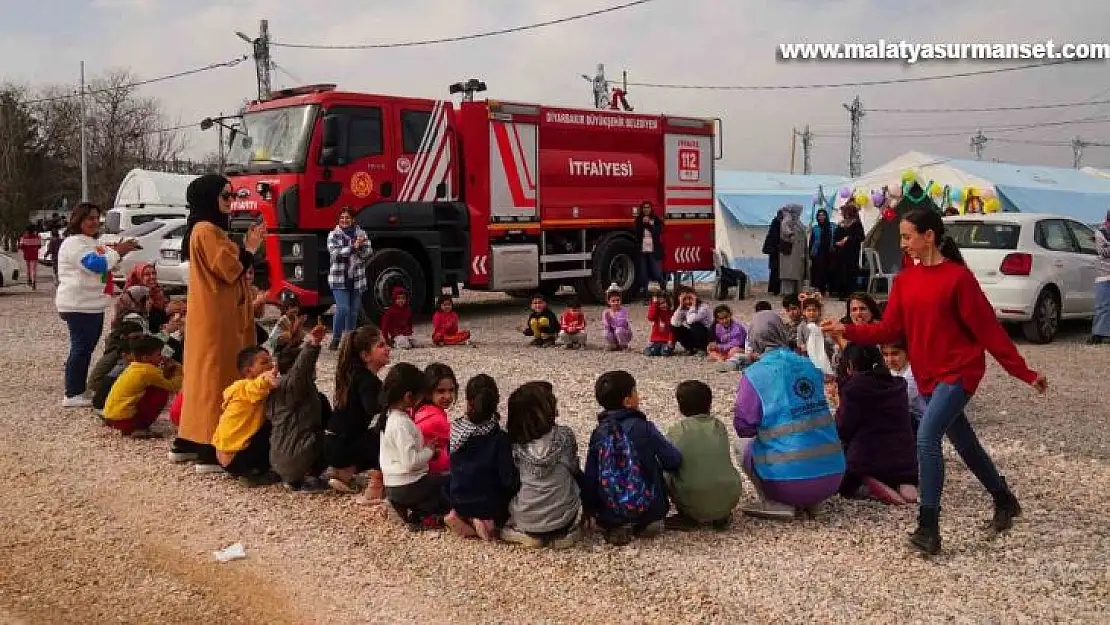 Diyarbakır'da çadır kentteki çocuklar oyunlarla mutlu ediliyor