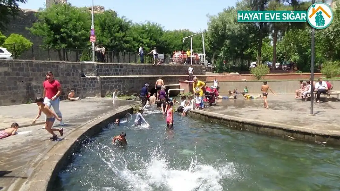 Diyarbakır'da çocuklar aşırı sıcaklıktan dolayı tehlikeyi umursamadılar