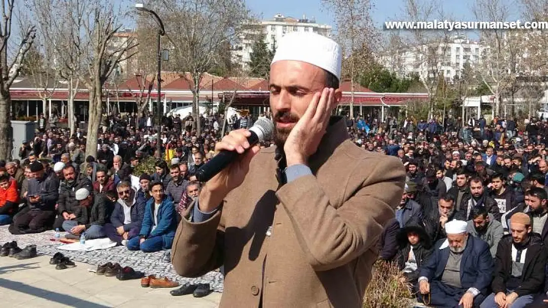 Diyarbakır'da depremde hayatını kaybedenler için gıyabi cenaze namazı kılındı