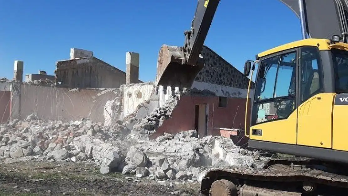 Diyarbakır'da depremde zarar gören okul yıkıldı