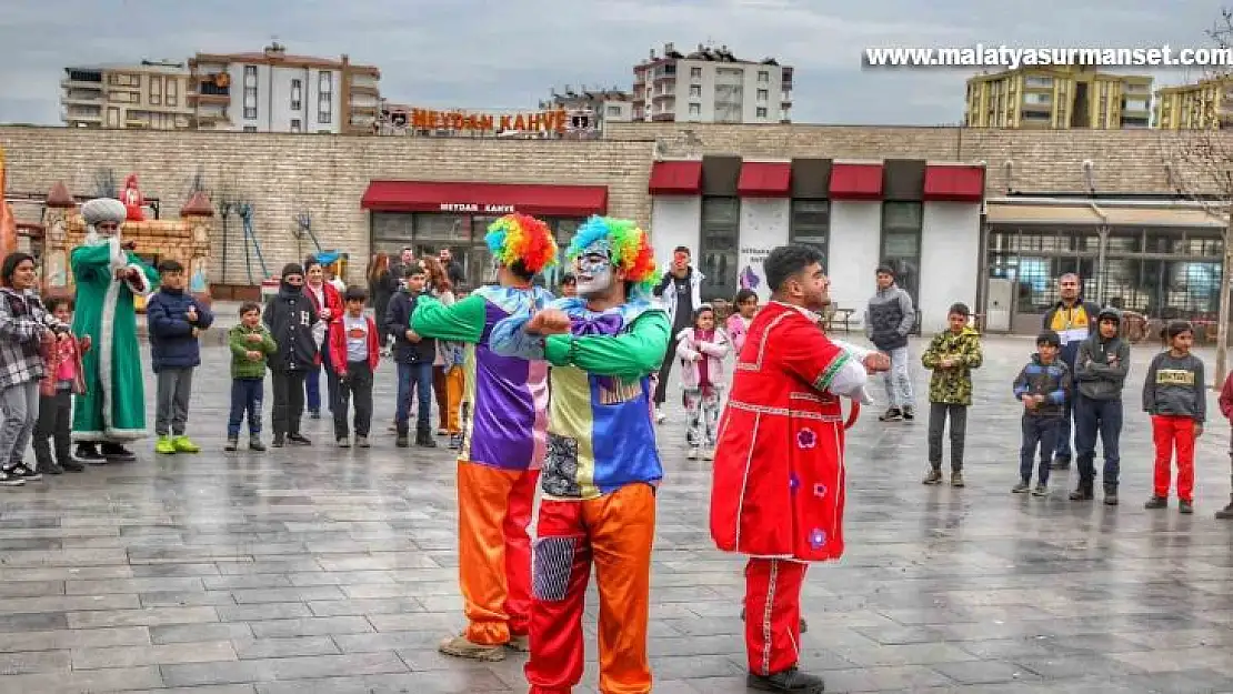 Diyarbakır'da depremzede çocuklar animasyon ekibiyle doyasıya eğlendi