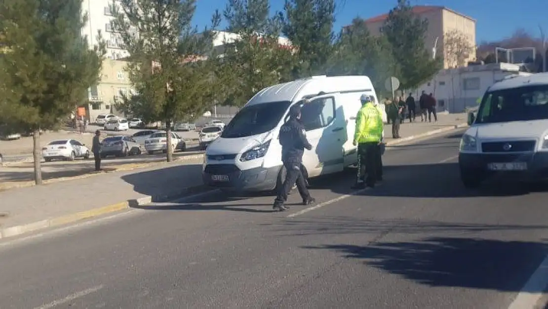 Diyarbakır'da feci kaza, araçtan fırlayan vatandaş ağır yaralandı