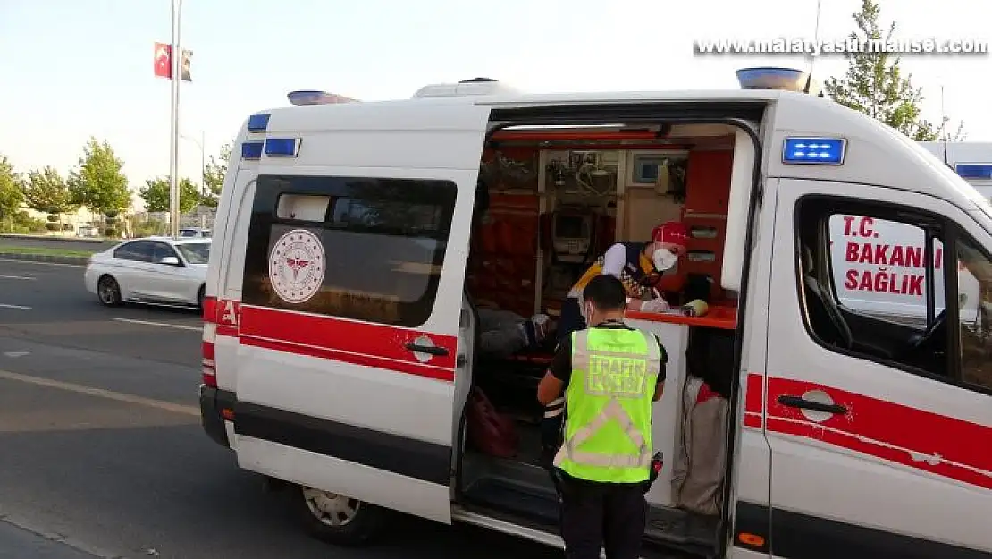 Diyarbakır'da iki otomobil çarpıştı kemerini takmayan yolcu yaralandı