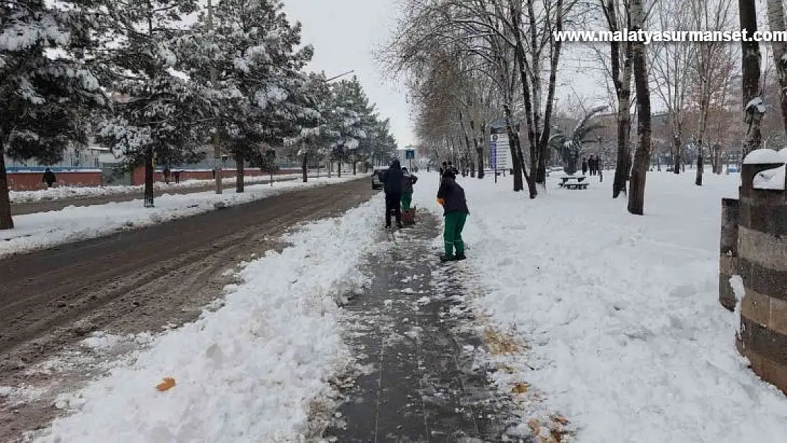 Diyarbakır'da kaldırımlarda kar temizleme çalışması