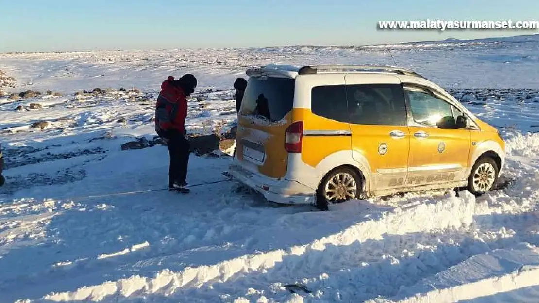 Diyarbakır'da karda mahsur kalan 1'i bebek 5 kişi AFAD tarafından kurtarıldı