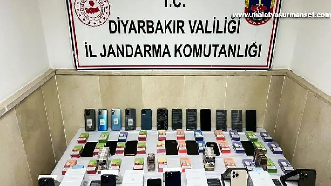 Diyarbakır'da kargo aktarma merkezinde çok sayıda kaçak ürün ele geçirildi