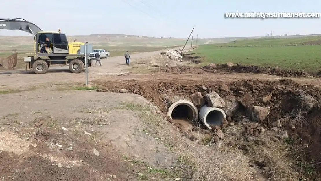 Diyarbakır'da kırsal mahallenin içerisinden geçen dere ıslah ediliyor