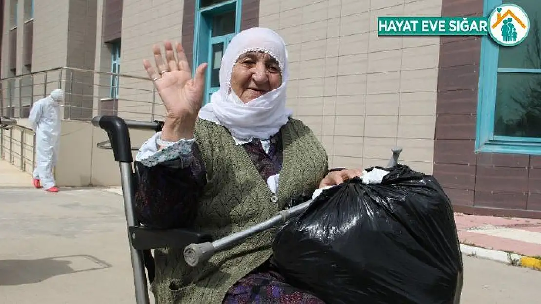 Diyarbakır'da korona virüsü yenen 12 hasta alkışlar eşliğinde taburcu edildi