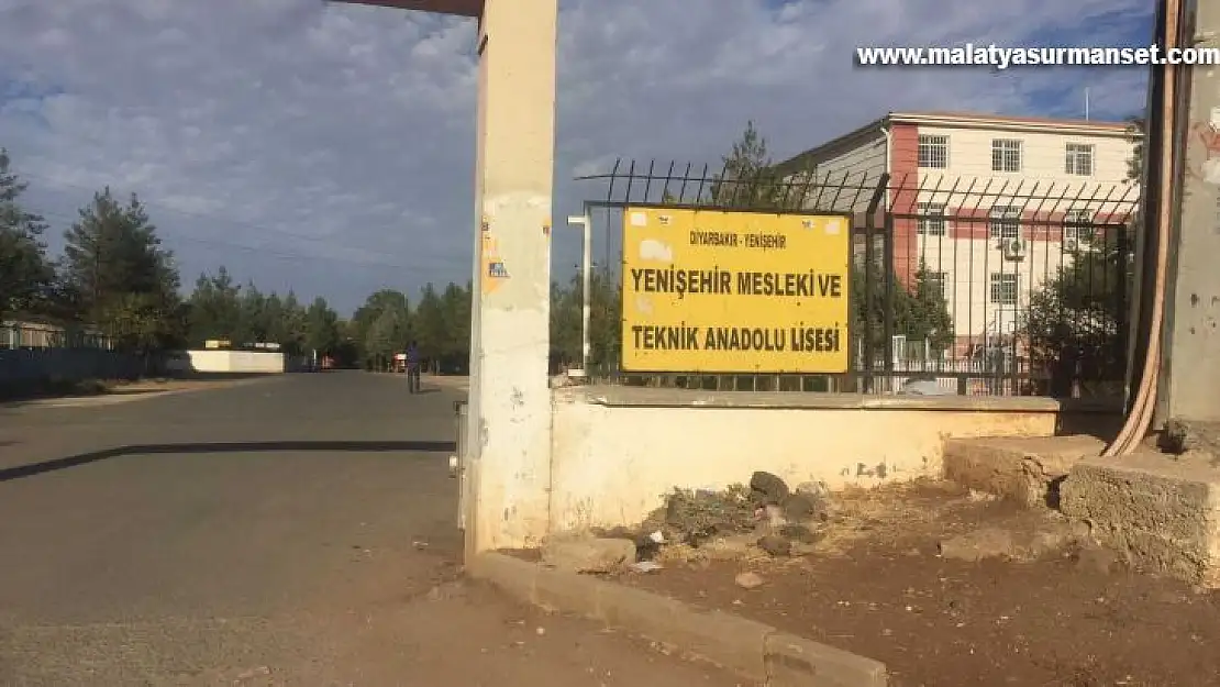 Diyarbakır'da lise öğrencisi üniforma alamadığı için okula giremedi