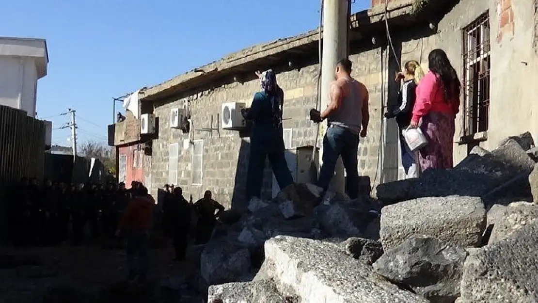 Diyarbakır'da mahalle sakinleri, çevik kuvvet ekibine 'tarihi' taşlarla saldırdı