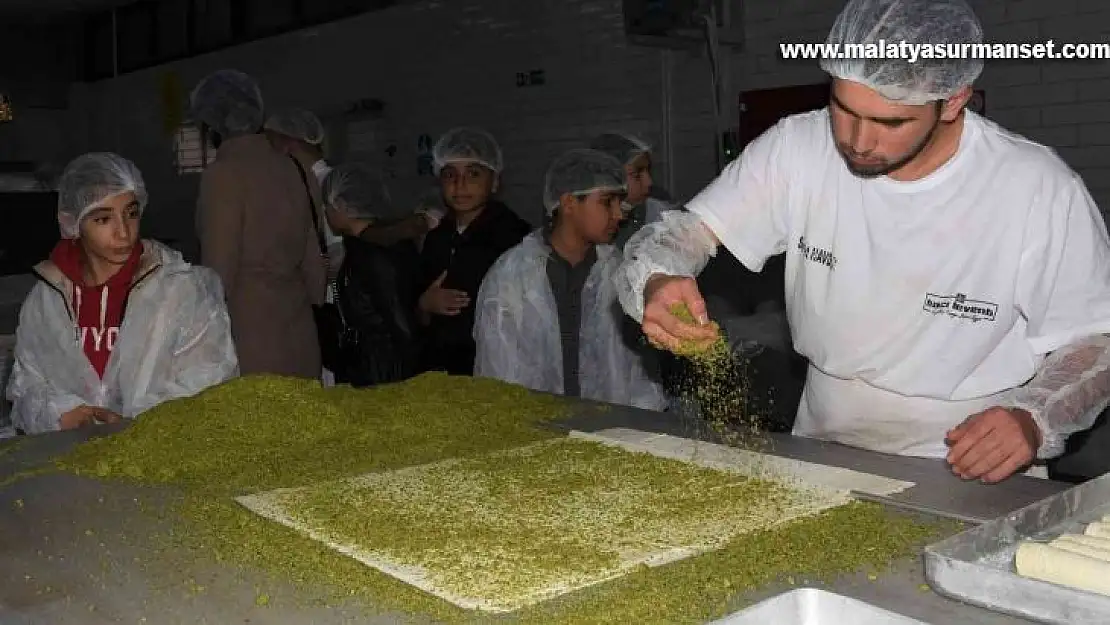 Diyarbakır'da öğrenciler, tatlının yapım aşamasını yerinde gördü