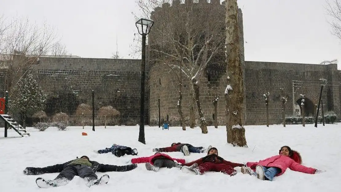 Diyarbakır'da okullar tatil oldu, çocuklar karın keyfini çıkarttı