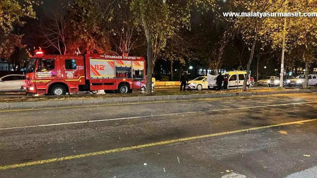 Diyarbakır'da park halindeki hafif ticari araç yandı