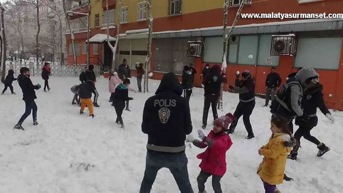 Diyarbakır'da polis ve çocuklar kar topu oynadı, vatandaşlar ise halay çekti