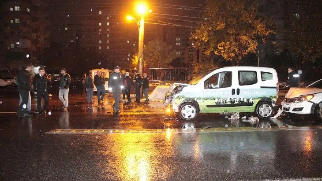 Diyarbakır'da sağanak yağış zincirleme kazaya neden oldu: 5 yaralı